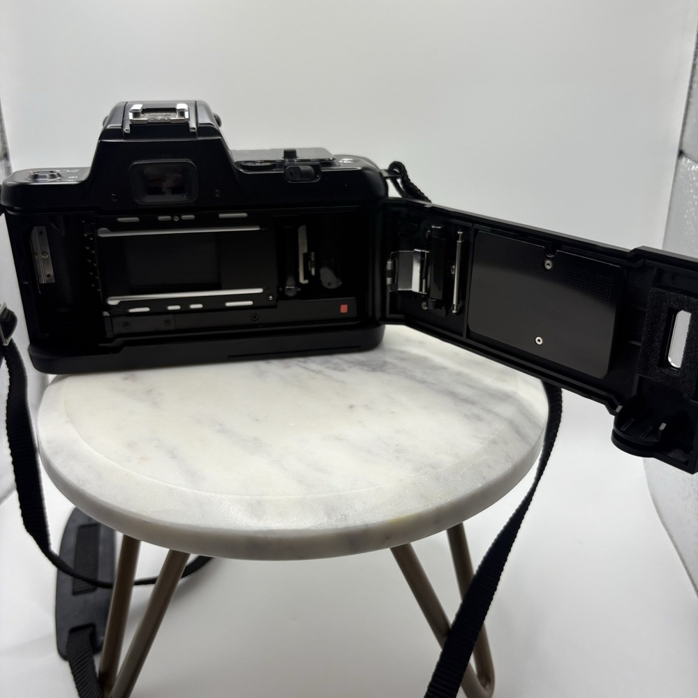 Vintage Nikon N4004 AF 35mm SLR Film Camera Body Only W/ Manuals Bag Powers On - Picture 7 of 14